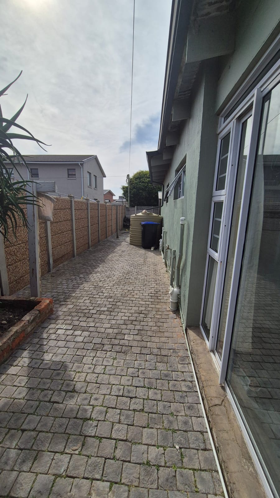 To Let 4 Bedroom Property for Rent in Wavecrest Eastern Cape